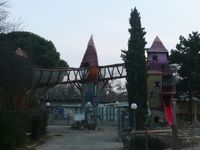 Grand_Lierne_Spielbruecke_Eingangsbereich_08_Kuenstlerische_Holzgestaltung_Juergen_Bergmann_Kulturinsel_Einsiedel