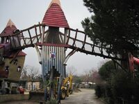 Grand_Lierne_Spielbruecke_Eingangsbereich_11_Kuenstlerische_Holzgestaltung_Juergen_Bergmann_Kulturinsel_Einsiedel