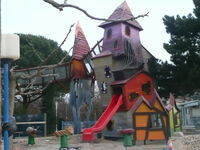 Grand_Lierne_Spielbruecke_Eingangsbereich_03_Kuenstlerische_Holzgestaltung_Juergen_Bergmann_Kulturinsel_Einsiedel