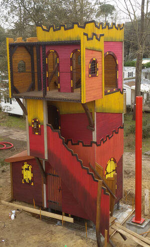 2016-Holzgestaltung-Bergmann-Dune-Fleurie-Rutschenturm2_