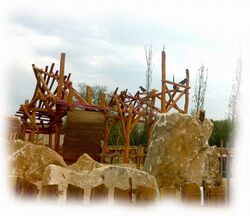 Steinreich Deutschland Erlebniswelt Kuenstlerische Holzgestaltung Kulturinsel Einsiedel 2013 - Rabenschaukel