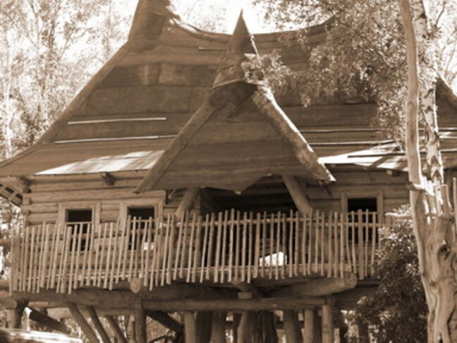 Museumsbaumhaus im letzten, original erhaltenen Haus (1213) Museumsbaumhaus_Eingang_oben-sepia