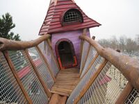 Grand_Lierne_Spielbruecke_Eingangsbereich_10_Kuenstlerische_Holzgestaltung_Juergen_Bergmann_Kulturinsel_Einsiedel