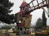 Grand_Lierne_Spielbruecke_Eingangsbereich_15_Kuenstlerische_Holzgestaltung_Juergen_Bergmann_Kulturinsel_Einsiedel