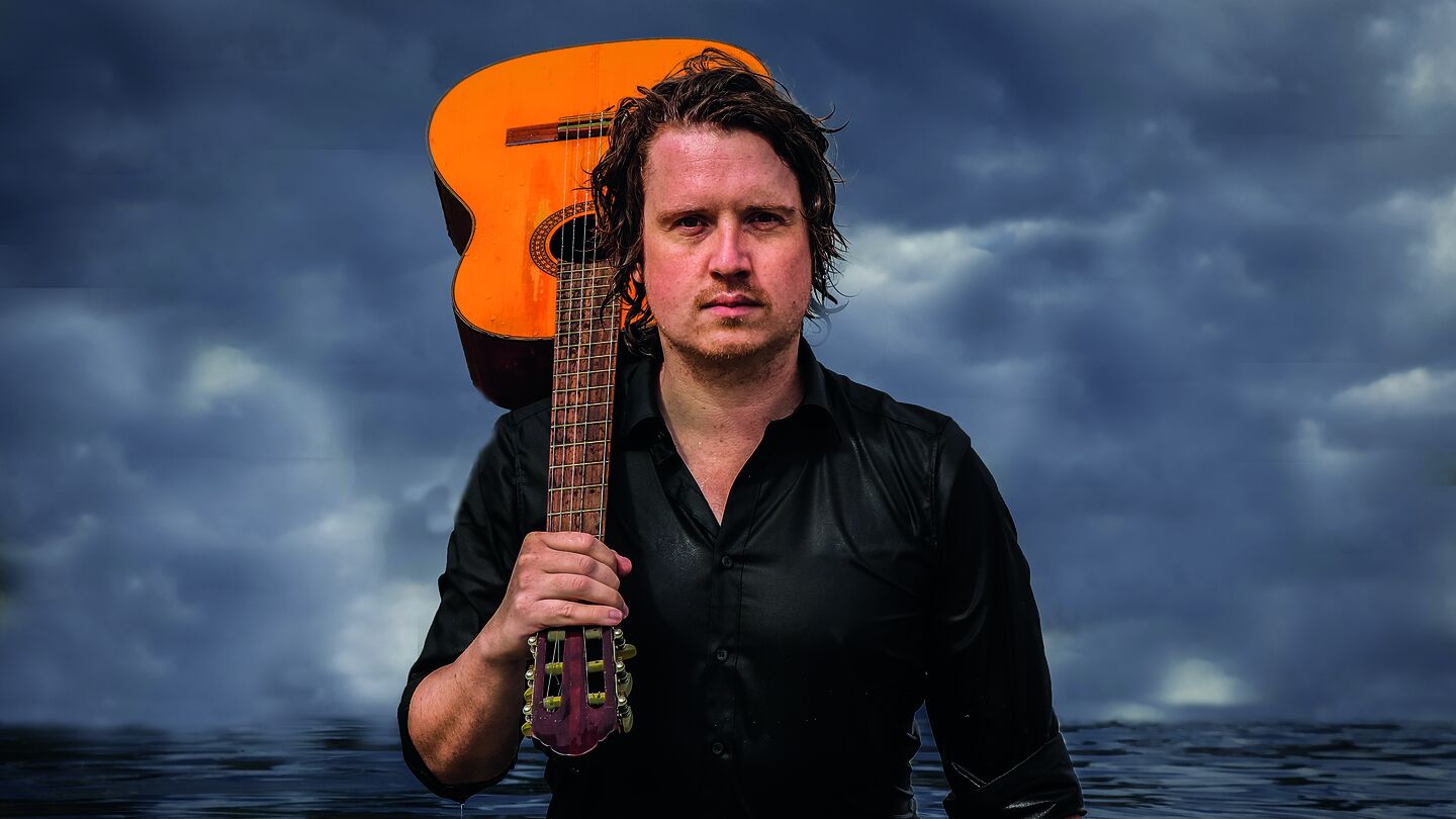 Erik_Stenzel_-_Gitarre_ueber_der_Schulter_-_quer_300_CMYK_3000_Credits_Kay_Khambatta