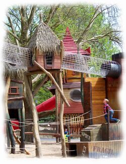 Koeln Zoo Spiellandschaft Kuenstlerische Holzgestaltung Kulturinsel Einsiedel 2013