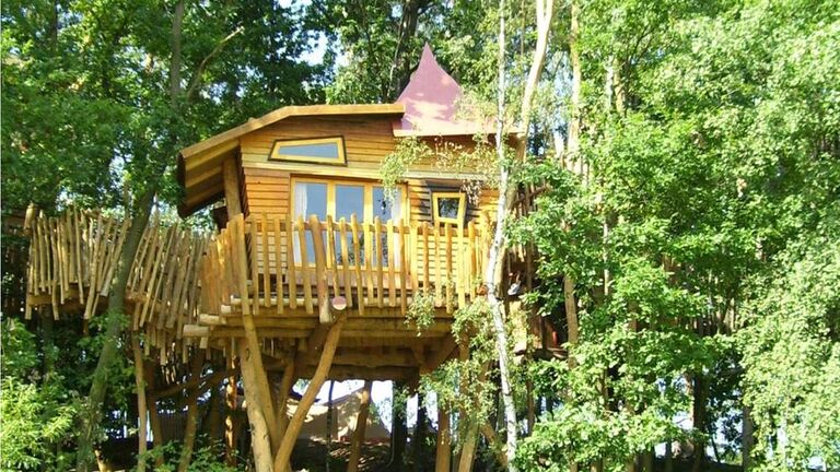 Prächtiges Baumhaus-Hotel in den Bäumen. Erlebnis-Übernachtung für 6 Personen.