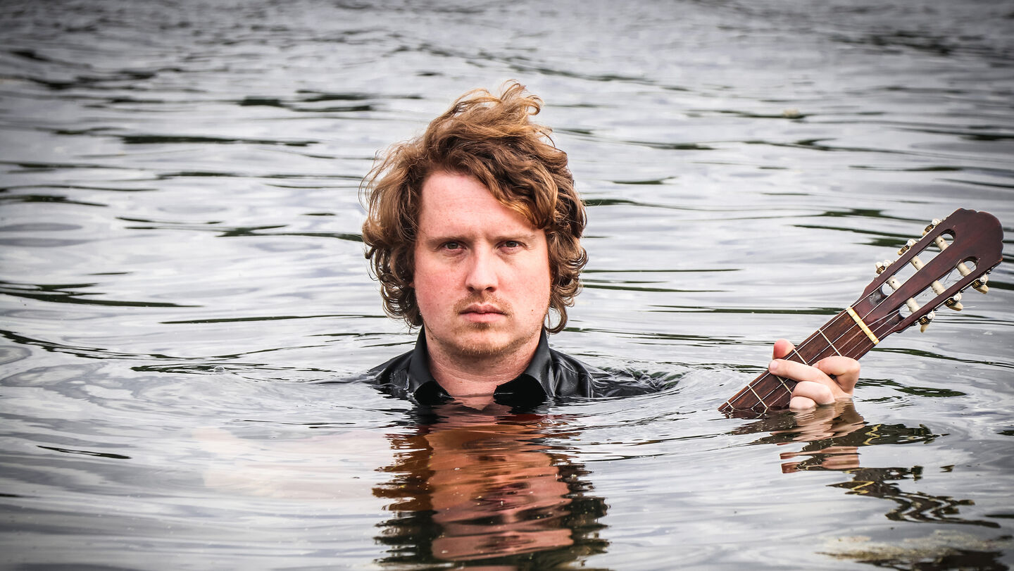 Erik_Stenzel_-_Wasser_bis_zum_Hals_-_quer_72_RGB_3000_Credits_Kay_Khambatta