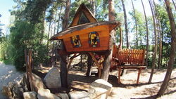 Kinderschlafbaumhaus über dem Waldsiedlum Abenteuernacht im Kinderbaumhaus