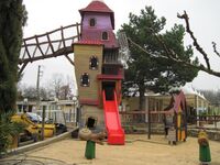 Grand_Lierne_Spielbruecke_Eingangsbereich_16_Kuenstlerische_Holzgestaltung_Juergen_Bergmann_Kulturinsel_Einsiedel