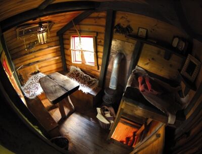 Baumhaus-Hotel-Kulturinsel-Judka_Wohnraum1