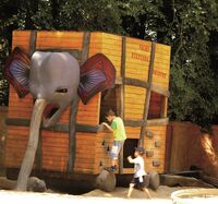 Elefant_in_der_Transportkiste_