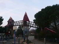 Grand_Lierne_Spielbruecke_Eingangsbereich_05_Kuenstlerische_Holzgestaltung_Juergen_Bergmann_Kulturinsel_Einsiedel