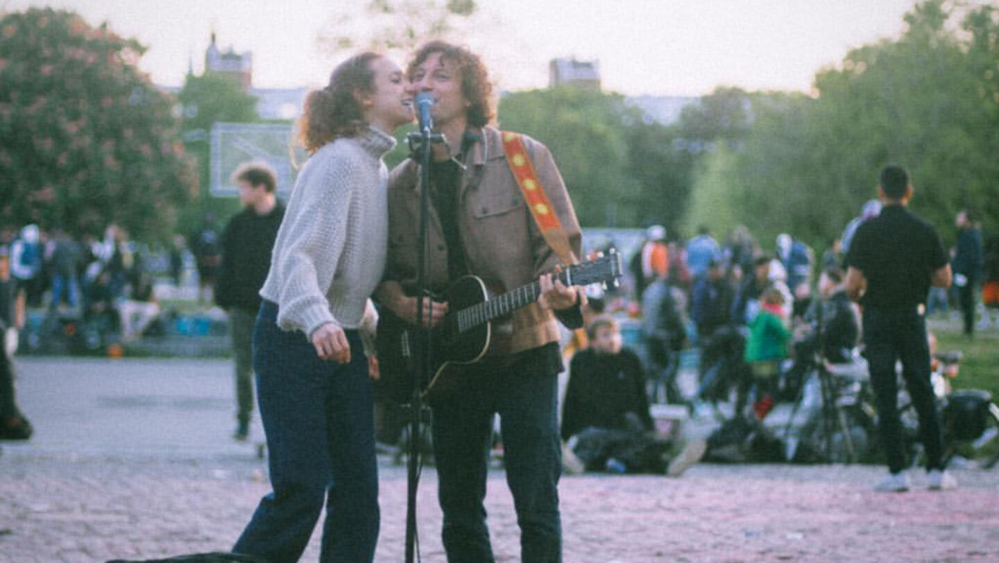 SCOTT___LILA__Berlin_Busking__photo_by_Tim_Holskey_