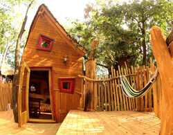 Baumhaus-Hotel-Kulturinsel-Gundiok_aussen1